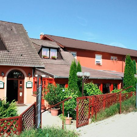 Vasmacska Panzio Hotel Komarom Exterior photo